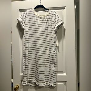 New w/tags Caslon t-shirt shift dress with pockets. Size small.